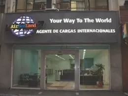 Frente de la antigua sede de AirSeaLand, con el cartel «Your Way To The World»