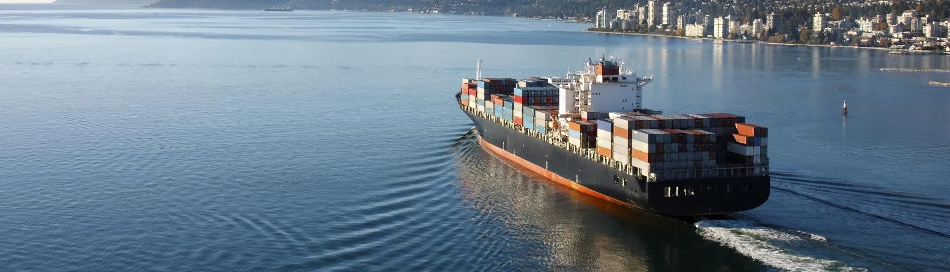 Buque portacontenedores navegando cargado de contenedores