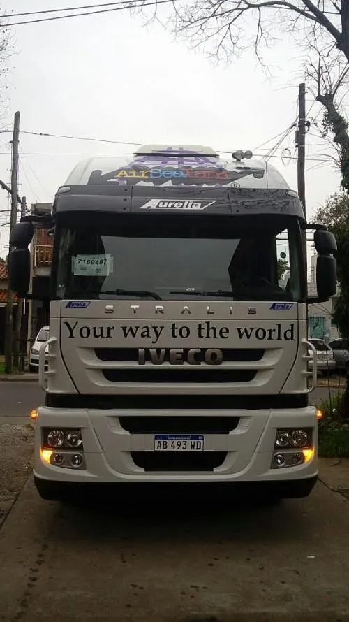 Camión de AirSeaLand con el lema Your way to the world