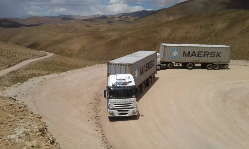 Camión de AirSeaLand con un contenedor en un camino de cornisa en Salta