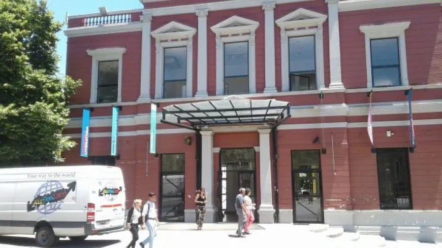 Utilitario de AirSeaLand frente al Centro Cultural Recoleta