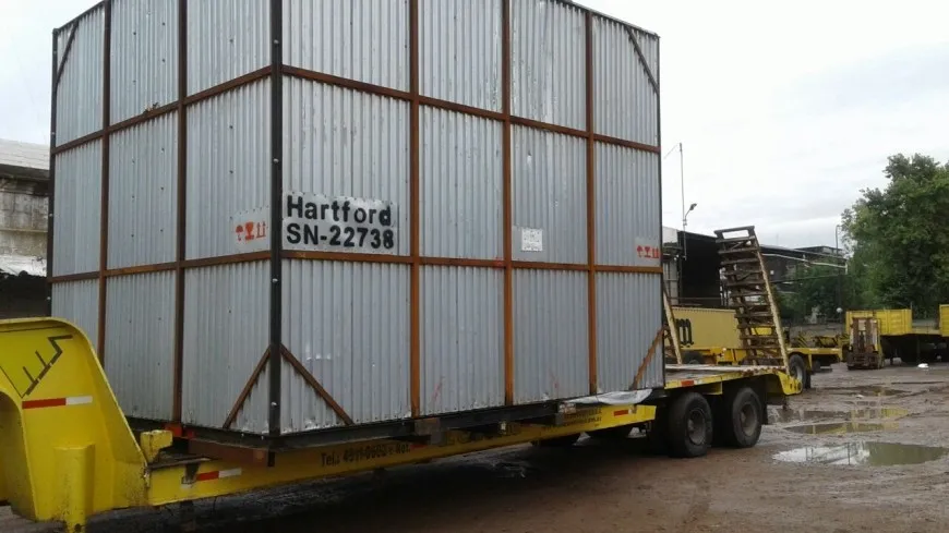 Equipo industrial embalado en cajón de madera sobre semirremolque