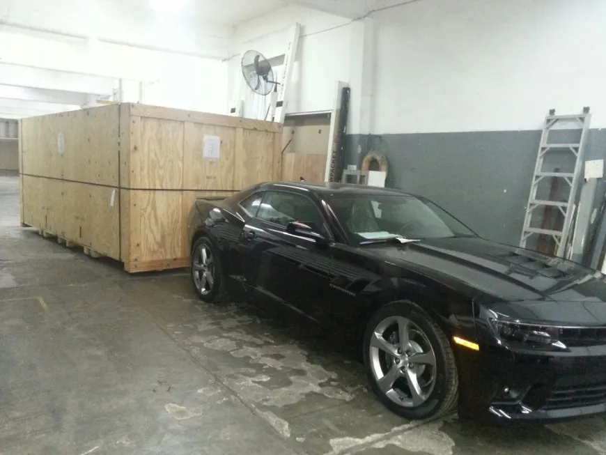 Chevrolet Camaro Z28 recibido por vía aérea junto a su cajón de embalaje