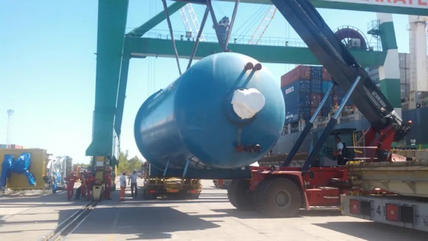 Autoclave izado por grúa portuaria sobre un semirremolque