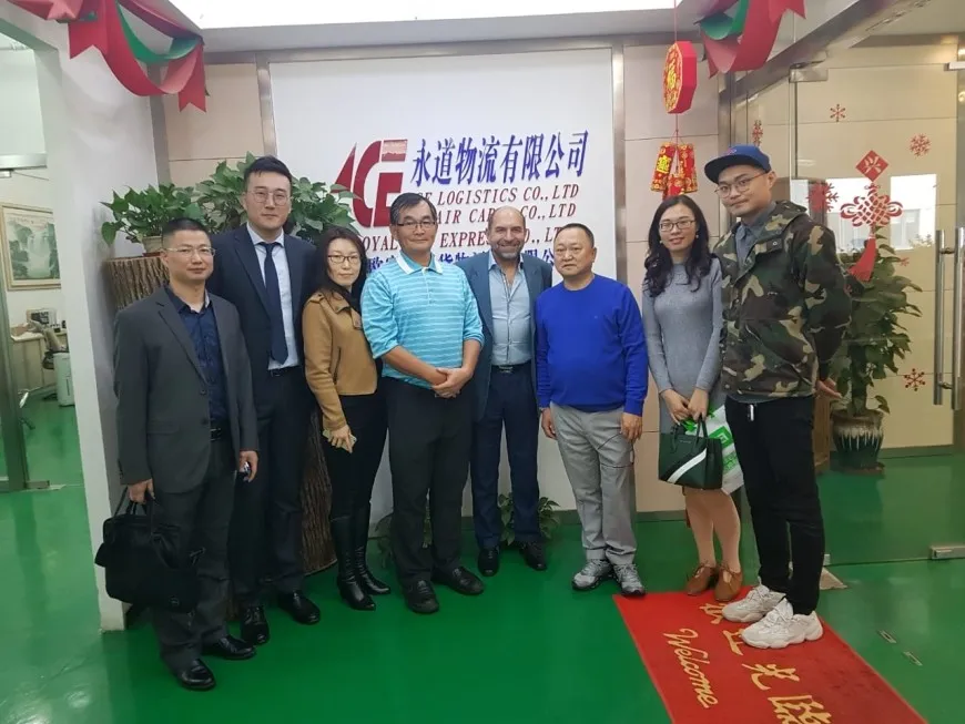 Eduardo M. Pereyra junto al equipo de Ace Logistics en China