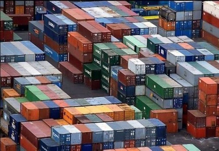 Contenedores de colores apilados en una terminal