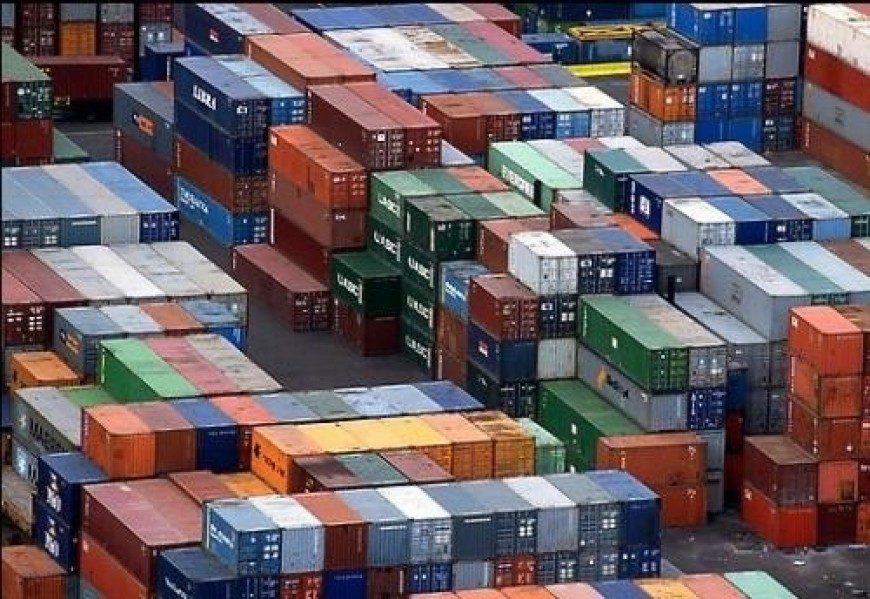 Contenedores de colores apilados en una terminal