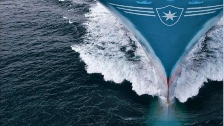 Proa de un buque abriendo el mar