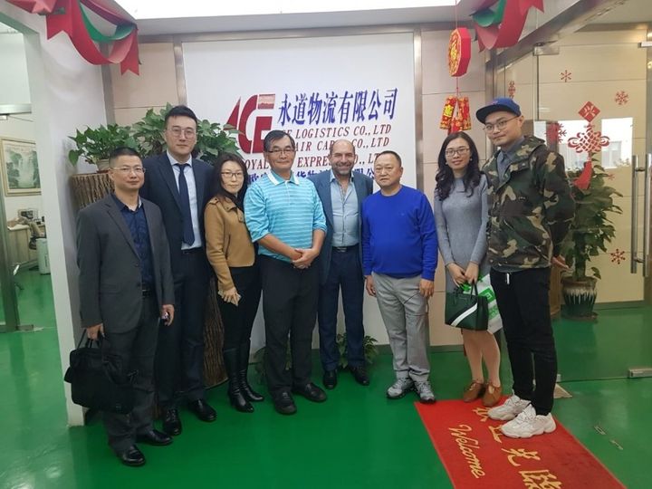 Eduardo M. Pereyra junto al equipo de Ace Logistics en China