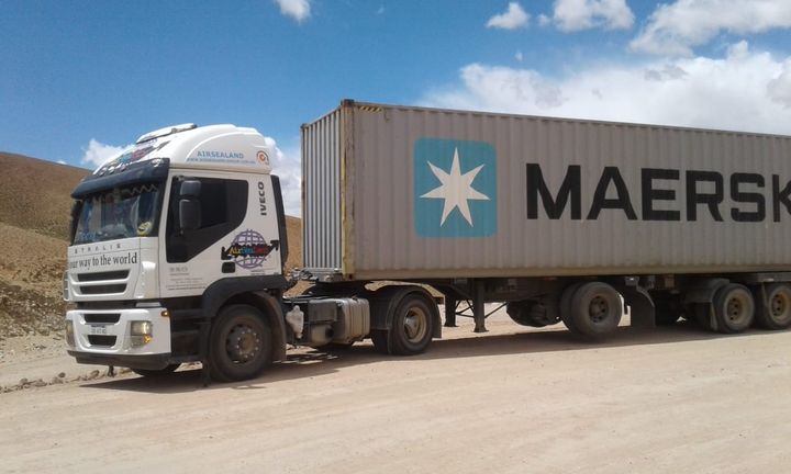 Camión con contenedor Maersk en una ruta de montaña en Salta